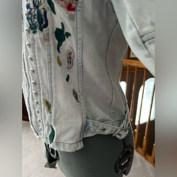 BLANK NYC S Embroidered Floral Flower Denim Jacket Easter Valentines Day - Picture 8 of 10